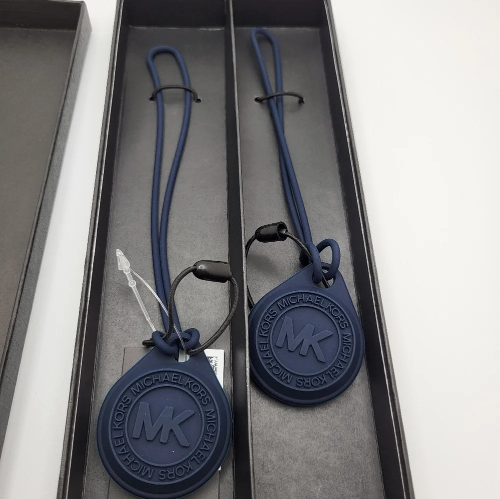MICHAEL KORS 2-Pack Logo Apple AirTag Case Bag Charm - Picture 4 of 8